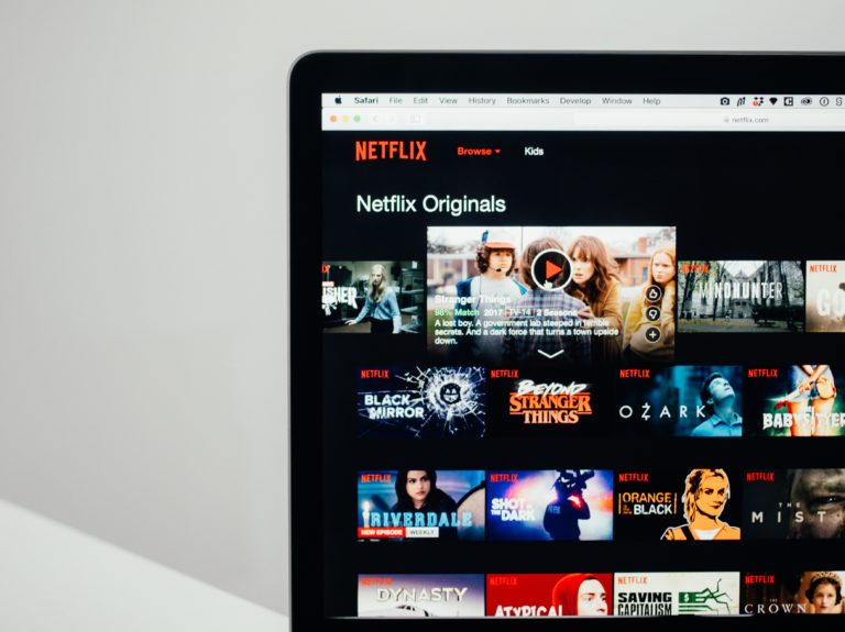 Face au déclin de la télévision, les marques convoitent Netflix