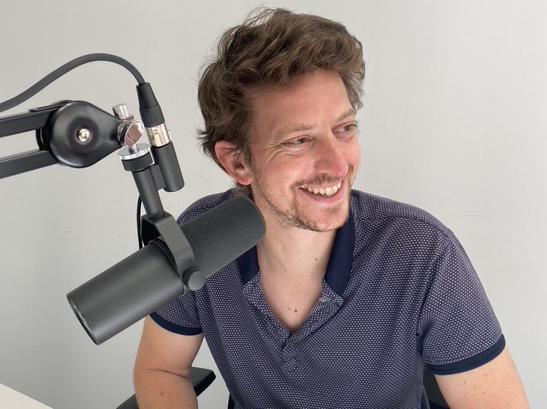 Xavier Yvon – “Le podcast crée un lien plus intime entre le journaliste et le public”
